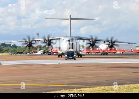 Airbus Military A400M Atlas avion de transport militaire testé EC-402 arrivant à Royal International Air Tattoo, RIAT, RAF Fairford, Royaume-Uni. Premier événement Banque D'Images