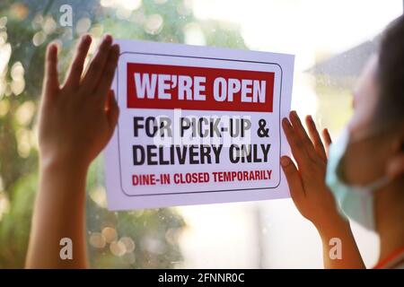 À EMPORTER UNIQUEMENT ! Veuillez respecter les distances sociales lors de la commande d'une affiche dans une fenêtre pendant COVID-19. Banque D'Images