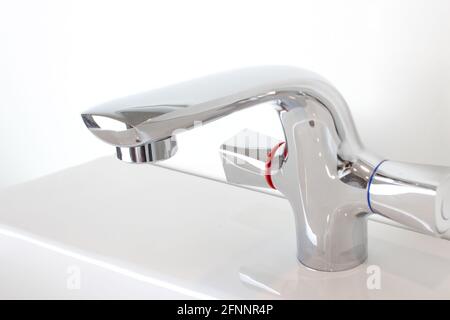 Bain douche robinet mélangeur. Robinet d'eau en chrome. Banque D'Images