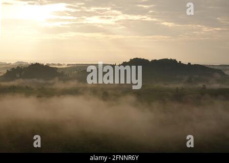 Lever de soleil brumeux, vue sur le paysage du temple de Khao Na Nai Luang sur la montagne de pointe dans la province de Surat Thani, au sud de la Thaïlande Banque D'Images