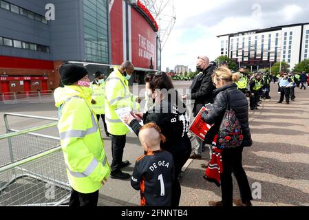 Les fans de Manchester United passent des contrôles de sécurité à leur arrivée au stade avant le match de la Premier League à Old Trafford, Manchester. Date de la photo: Mardi 18 mai 2021. Banque D'Images