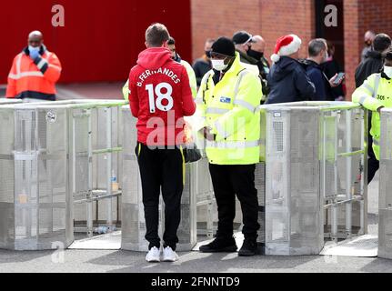 Les fans de Manchester United passent des contrôles de sécurité à leur arrivée au stade avant le match de la Premier League à Old Trafford, Manchester. Date de la photo: Mardi 18 mai 2021. Banque D'Images