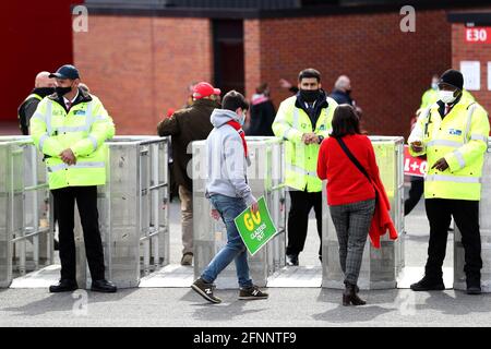 Les fans de Manchester United passent des contrôles de sécurité à leur arrivée au stade avant le match de la Premier League à Old Trafford, Manchester. Date de la photo: Mardi 18 mai 2021. Banque D'Images