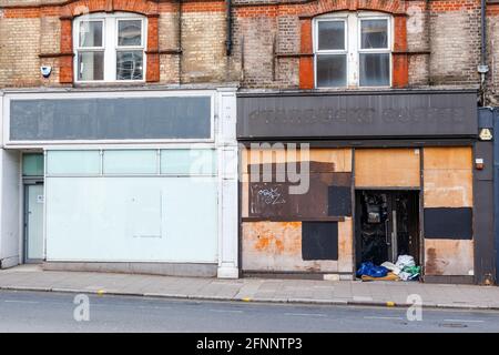 Fermé et monté dans les magasins de Crouch End, un café Starbucks, Londres, Royaume-Uni Banque D'Images