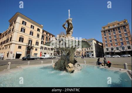 Italie, Rome, Piazza Barberini, fontaine Triton Banque D'Images