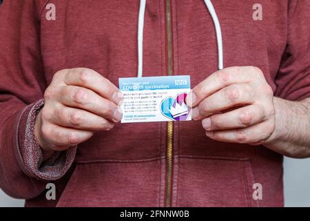 Homme plus âgé muni d'une carte de vaccination contre le coronavirus Banque D'Images