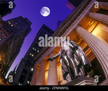 2004 STATUE HISTORIQUE DE WASHINGTON (©GEORGE QUINCY ADAMS WARD 1883) FEDERAL HALL (©TOWN & DAVIS 1842 ) WALL STREET MANHATTAN NEW YORK CITY ETATS-UNIS Banque D'Images