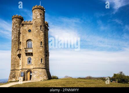 Broadway Tower, une folie du XVIIIe siècle, se tenant au deuxième point le plus élevé des Cotswolds. Banque D'Images