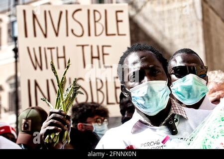 Démonstration des ouvriers agricoles « les invisibles » pour demander plus de droits au travail. Rome (Italie), 18 mai 2021 photo Samantha Zucchi Insidefoto Banque D'Images