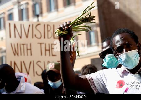 Démonstration des ouvriers agricoles « les invisibles » pour demander plus de droits au travail. Rome (Italie), 18 mai 2021 photo Samantha Zucchi Insidefoto Banque D'Images