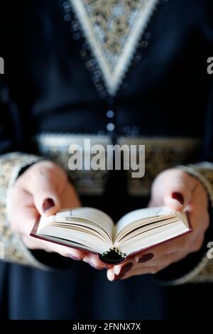 Femme musulmane lisant le noble Coran. Émirats arabes Unis Banque D'Images