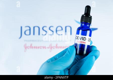 Une main tient un flacon devant le logo du vaccin Janssen à Barcelone, Espagne, le 18 mai 2021. Janssen est le vaccin Covid-19 produit par le produit pharmaceutique c Banque D'Images