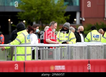 Les fans de Manchester United passent des contrôles de sécurité à leur arrivée au stade avant le match de la Premier League à Old Trafford, Manchester. Date de la photo: Mardi 18 mai 2021. Banque D'Images