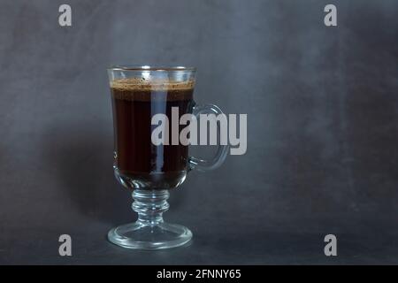 tasse de café noir chaud dans le grand verre gris arrière-plan en pierre Banque D'Images