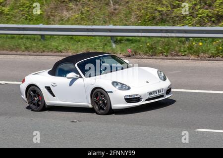 2009 Porsche Boxster blanc ; circulation automobile, véhicules en mouvement, voitures, conduite de véhicules sur les routes du Royaume-Uni, moteurs, conduite sur l'autoroute M6 réseau routier du Royaume-Uni. Banque D'Images