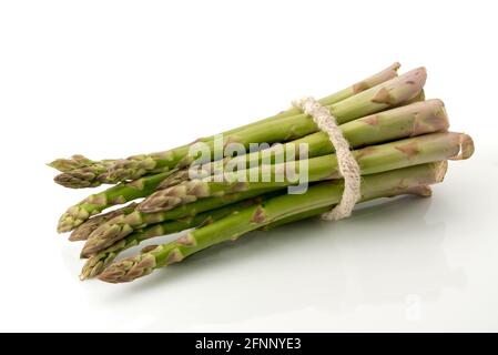 Bouquet d'asperges vertes fraîches et crues isolées sur fond blanc Banque D'Images