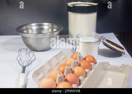 ingrédients pour faire des cupcakes gâteau oeufs farine sucre mélangeur et bol dans la cuisine Banque D'Images