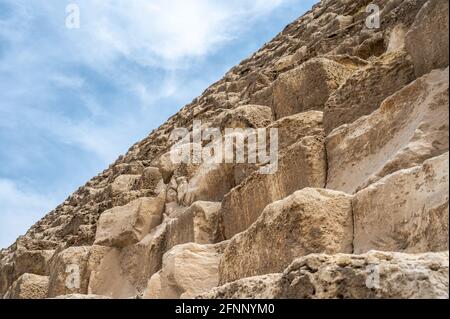 Détail de la Grande Pyramide. Anciens blocs de pierre de la Grande Pyramide de Cheops au Caire. Blocs de pierre de la grande pyramide de Cheops au Caire, Egypte Banque D'Images