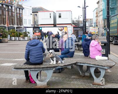 Truro, Royaume-Uni. Le 18 mai 2021, c'était étonnamment calme pour la deuxième journée car les gens sont autorisés à manger et à boire à l'intérieur, dans les restaurants et les pubs de Truro, en Cornouailles. La prévision est pour 14C avec des intervalles ensoleillés et une brise douce.Credit: Keith Larby/Alay Live News Banque D'Images