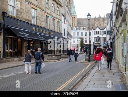 Truro, Royaume-Uni. Le 18 mai 2021, c'était étonnamment calme pour la deuxième journée car les gens sont autorisés à manger et à boire à l'intérieur, dans les restaurants et les pubs de Truro, en Cornouailles. La prévision est pour 14C avec des intervalles ensoleillés et une brise douce.Credit: Keith Larby/Alay Live News Banque D'Images
