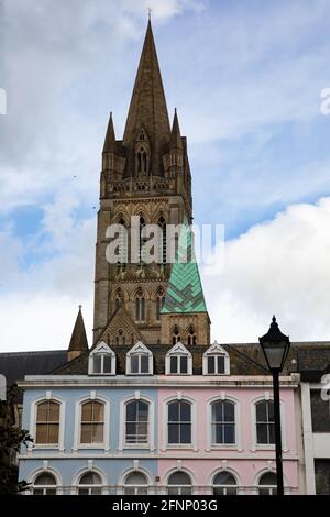Truro, Royaume-Uni. 18 mai 2021, ciel gris au-dessus de la cathédrale de Truro, Cornouailles. La prévision est pour 14C avec des intervalles ensoleillés et une brise douce.Credit: Keith Larby/Alay Live News Banque D'Images