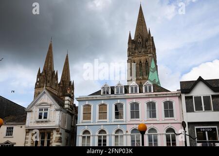 Truro, Royaume-Uni. 18 mai 2021, ciel gris au-dessus de la cathédrale de Truro, Cornouailles. La prévision est pour 14C avec des intervalles ensoleillés et une brise douce.Credit: Keith Larby/Alay Live News Banque D'Images