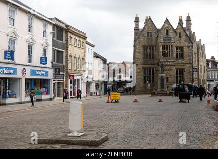 Truro, Royaume-Uni. Le 18 mai 2021, c'était étonnamment calme pour la deuxième journée car les gens sont autorisés à manger et à boire à l'intérieur, dans les restaurants et les pubs de Truro, en Cornouailles. La prévision est pour 14C avec des intervalles ensoleillés et une brise douce.Credit: Keith Larby/Alay Live News Banque D'Images