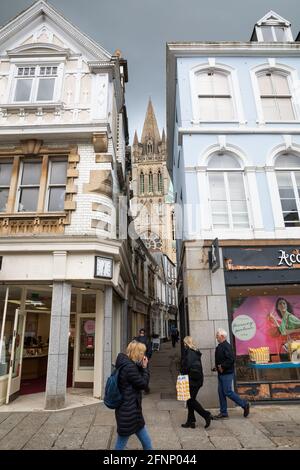 Truro, Royaume-Uni. Le 18 mai 2021, c'était étonnamment calme pour la deuxième journée car les gens sont autorisés à manger et à boire à l'intérieur, dans les restaurants et les pubs de Truro, en Cornouailles. La prévision est pour 14C avec des intervalles ensoleillés et une brise douce.Credit: Keith Larby/Alay Live News Banque D'Images