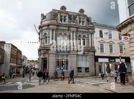 Truro, Royaume-Uni. Le 18 mai 2021, c'était étonnamment calme pour la deuxième journée car les gens sont autorisés à manger et à boire à l'intérieur, dans les restaurants et les pubs de Truro, en Cornouailles. La prévision est pour 14C avec des intervalles ensoleillés et une brise douce.Credit: Keith Larby/Alay Live News Banque D'Images