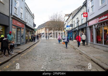 Truro, Royaume-Uni. Le 18 mai 2021, c'était étonnamment calme pour la deuxième journée car les gens sont autorisés à manger et à boire à l'intérieur, dans les restaurants et les pubs de Truro, en Cornouailles. La prévision est pour 14C avec des intervalles ensoleillés et une brise douce.Credit: Keith Larby/Alay Live News Banque D'Images