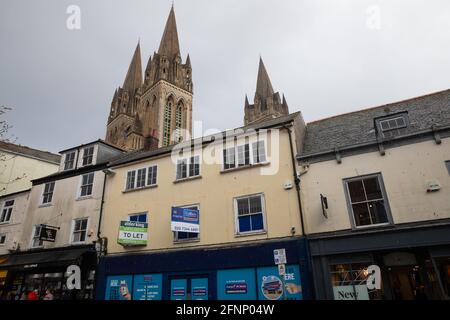 Truro, Royaume-Uni. 18 mai 2021, ciel gris au-dessus de la cathédrale de Truro, Cornouailles. La prévision est pour 14C avec des intervalles ensoleillés et une brise douce.Credit: Keith Larby/Alay Live News Banque D'Images
