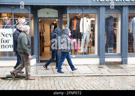 Truro, Royaume-Uni. Le 18 mai 2021, c'était étonnamment calme pour la deuxième journée car les gens sont autorisés à manger et à boire à l'intérieur, dans les restaurants et les pubs de Truro, en Cornouailles. La prévision est pour 14C avec des intervalles ensoleillés et une brise douce.Credit: Keith Larby/Alay Live News Banque D'Images