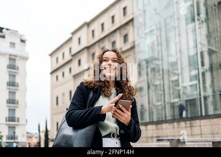 Jeune femme élégante dans la ville Banque D'Images