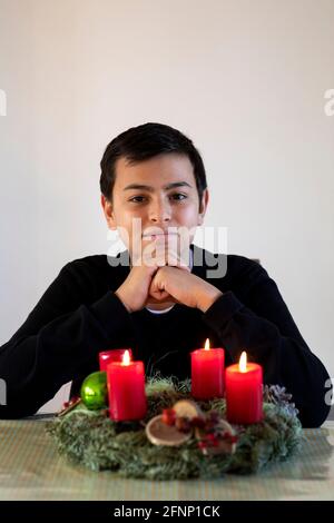 Adolescent aux bougies de l'Avent à Montrouge, France Banque D'Images