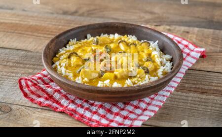 Bol de curry aux champignons jaunes sur la table en bois Banque D'Images