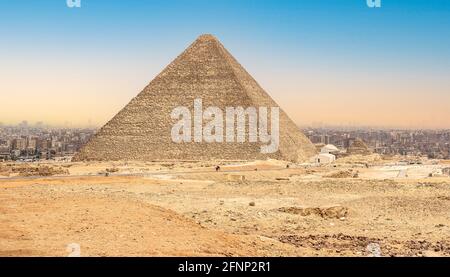 La grande pyramide de Cheops au Caire, en Égypte. Pyramide antique contre ciel. Cheops de Pyramid Chufu - connu sous le nom de la Grande Pyramide. Coucher de soleil à Cheops Pyramid Banque D'Images