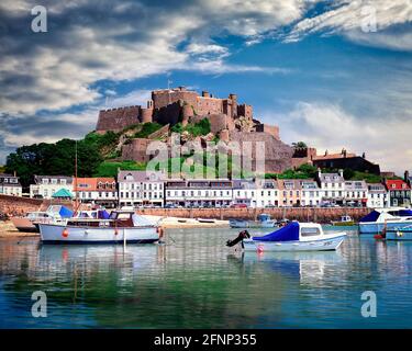 Fr - JERSEY : château Mont Orgueil et Gorey Harbour Banque D'Images