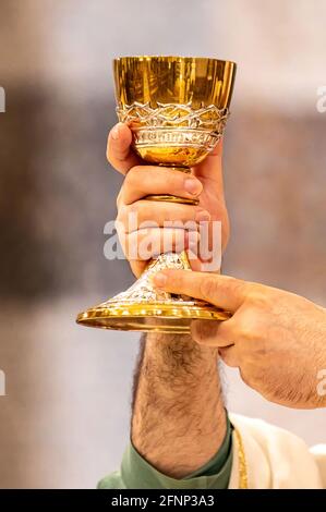 calice de vin pendant le rite eucharistique du saint masse Banque D'Images