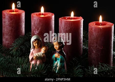 Couronne ou couronne de l'Avent naturel avec quatre bougies rouges et un berceau de noël. Composition de Noël. France. Banque D'Images