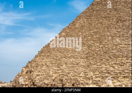 Faces de la grande pyramide. égypte, giza. Maçonnerie de la grande pyramide égyptienne. Blocs de pierre sur le bord de la grande pyramide Banque D'Images