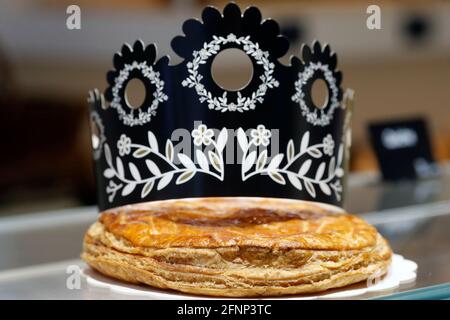 King cake, galette des rois et sa couronne. Un produit alimentaire populaire disponible à partir de janvier 6, ou Epiphany. France. Banque D'Images