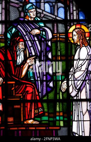 Église Saint Etienne (Saint Stephen). Fenêtre en vitrail. Le procès Sanhédrin de Jésus. Dites-nous, êtes-vous le Messie ? Annecy. France. Banque D'Images