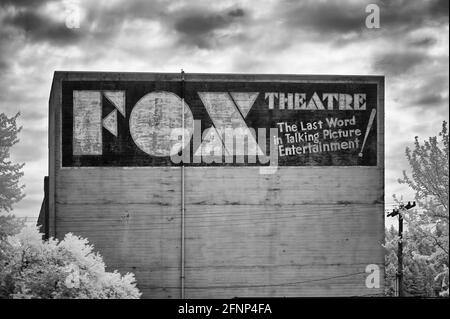 Les films sont à jour à Centralia, WA. Un vieux panneau à l'arrière du théâtre Fox. Banque D'Images