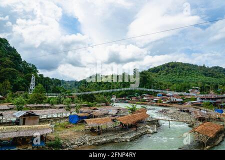 Vue sur le village de Bukit Lawang et la rivière à Sumatra, Indonésie. Bukit Lawang est une destination touristique populaire pour son trekking dans la jungle Banque D'Images