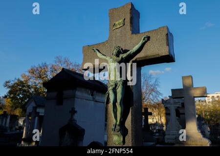 Cimetière Montparnasse (français : cimétière du Montparnasse), Paris, France. Croix Banque D'Images