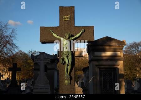 Cimetière Montparnasse (français : cimétière du Montparnasse), Paris, France. Croix Banque D'Images