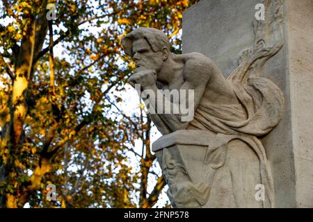 Cimetière Montparnasse (français : cimétière du Montparnasse), Paris, France. Détail cenotaphe Baudelaire Banque D'Images