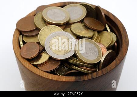 De nombreuses pièces en euros dans une boîte en bois. Économie. France. Banque D'Images