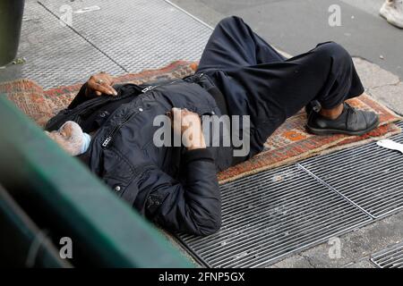 Homme sans abri dormant à Paris, France Banque D'Images