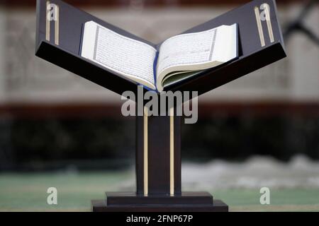 Le livre Saint islamique Quran dans la mosquée est ouvert à la lecture et à la prière. Dubaï. Émirats arabes Unis Banque D'Images